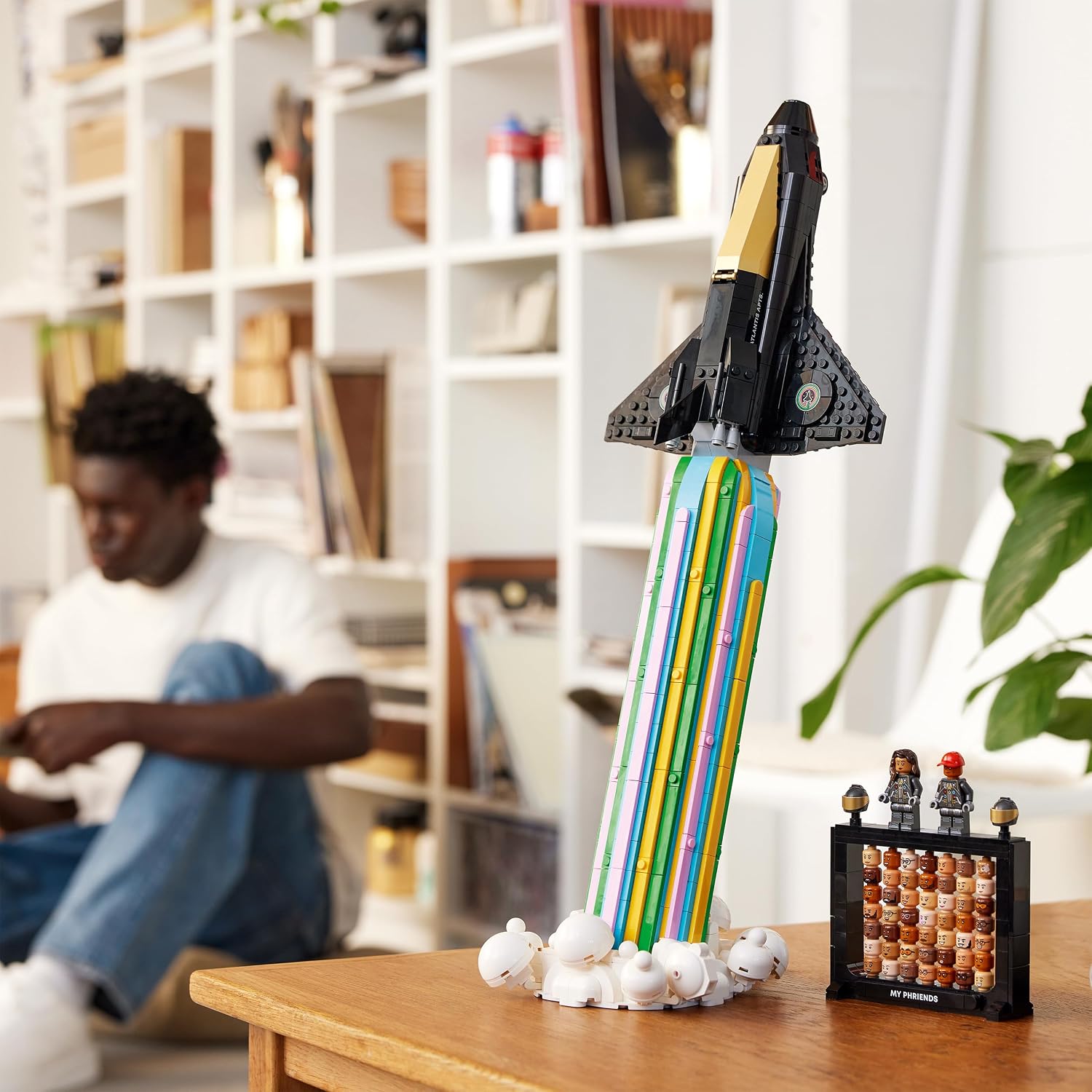 LEGO Icons Naar de maan met Pharrell Williams Spaceshuttle Bouwpakket voor Volwassenen, Cadeau voor Man of Vrouw met Minifiguren van Zanger Pharell en Helen met 49 Verwisselbare Hoofden 10391