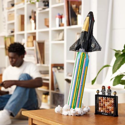 LEGO Icons Naar de maan met Pharrell Williams Spaceshuttle Bouwpakket voor Volwassenen, Cadeau voor Man of Vrouw met Minifiguren van Zanger Pharell en Helen met 49 Verwisselbare Hoofden 10391