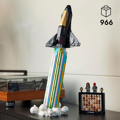 LEGO Icons Naar de maan met Pharrell Williams Spaceshuttle Bouwpakket voor Volwassenen, Cadeau voor Man of Vrouw met Minifiguren van Zanger Pharell en Helen met 49 Verwisselbare Hoofden 10391