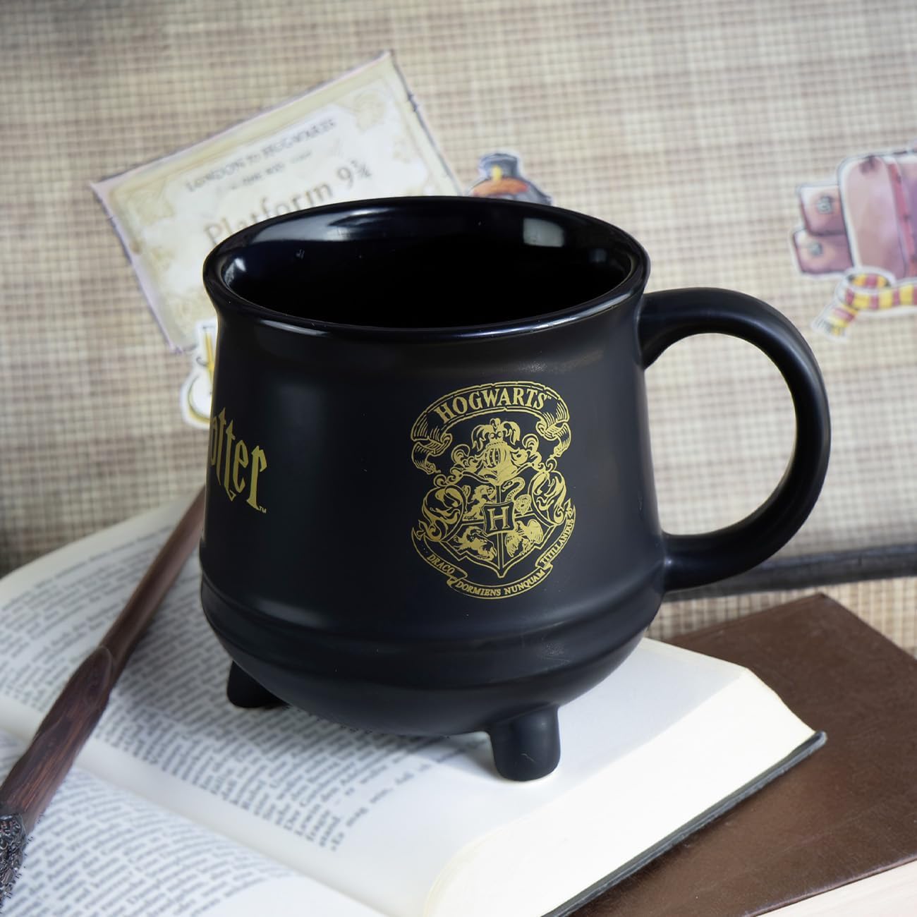 Tasse HP Hogwarts Wappen Kesseldesign 560ml | Harry Potter | Kaffee | Tee | Kakao| Becher | Keramiktasse | Keramikbecher | Geschenk | Geburtstag | Weihnachten | Kessel | Goldeffekt | Keramik