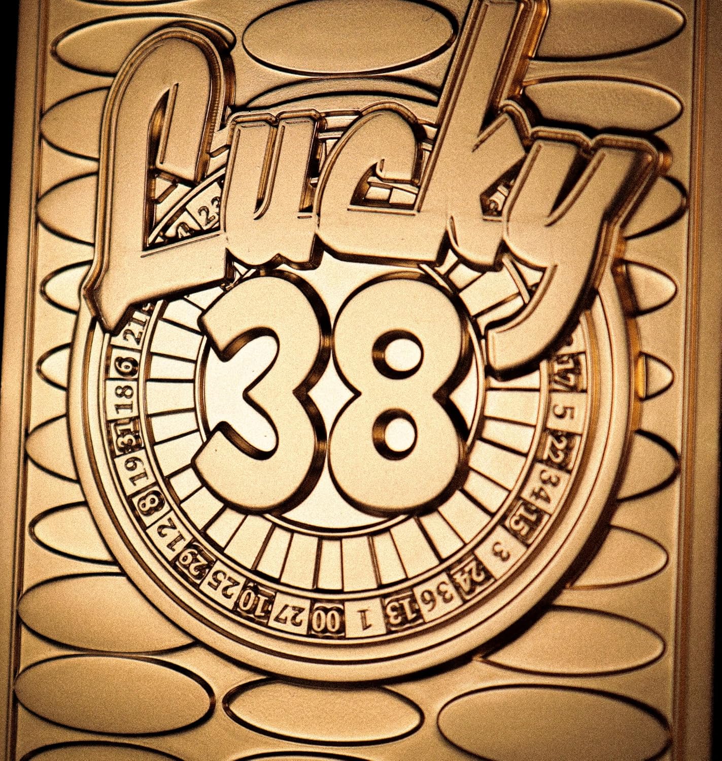 FaNaTtik Fallout: New Vegas Lucky 38, set da casinò color oro – edizione limitata da collezione (distintivo, chip da poker e carta da gioco in metallo), licenza ufficiale, scatola da esposizione