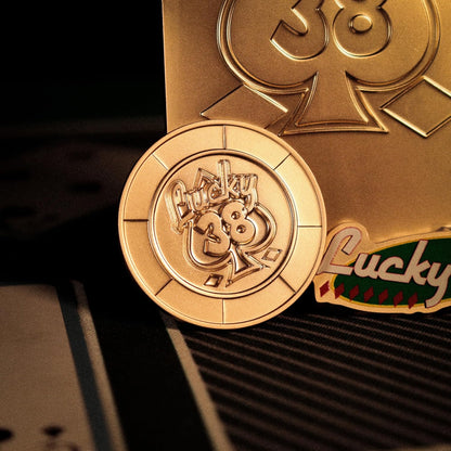 FaNaTtik Fallout: New Vegas Lucky 38, set da casinò color oro – edizione limitata da collezione (distintivo, chip da poker e carta da gioco in metallo), licenza ufficiale, scatola da esposizione
