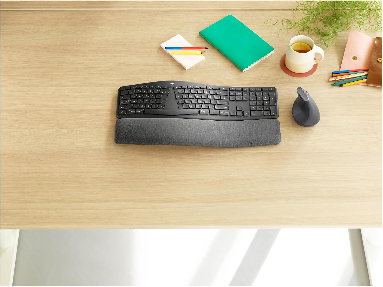 Logitech ERGO K860 Wireless Ergonomic Keyboard for Business - Split Keyboard Layout, Wrist Rest, Natural Typing, Windows/Mac/Chrome/Linux, Logi Bolt USB Receiver, Bluetooth, QWERTY SE layout- Grey