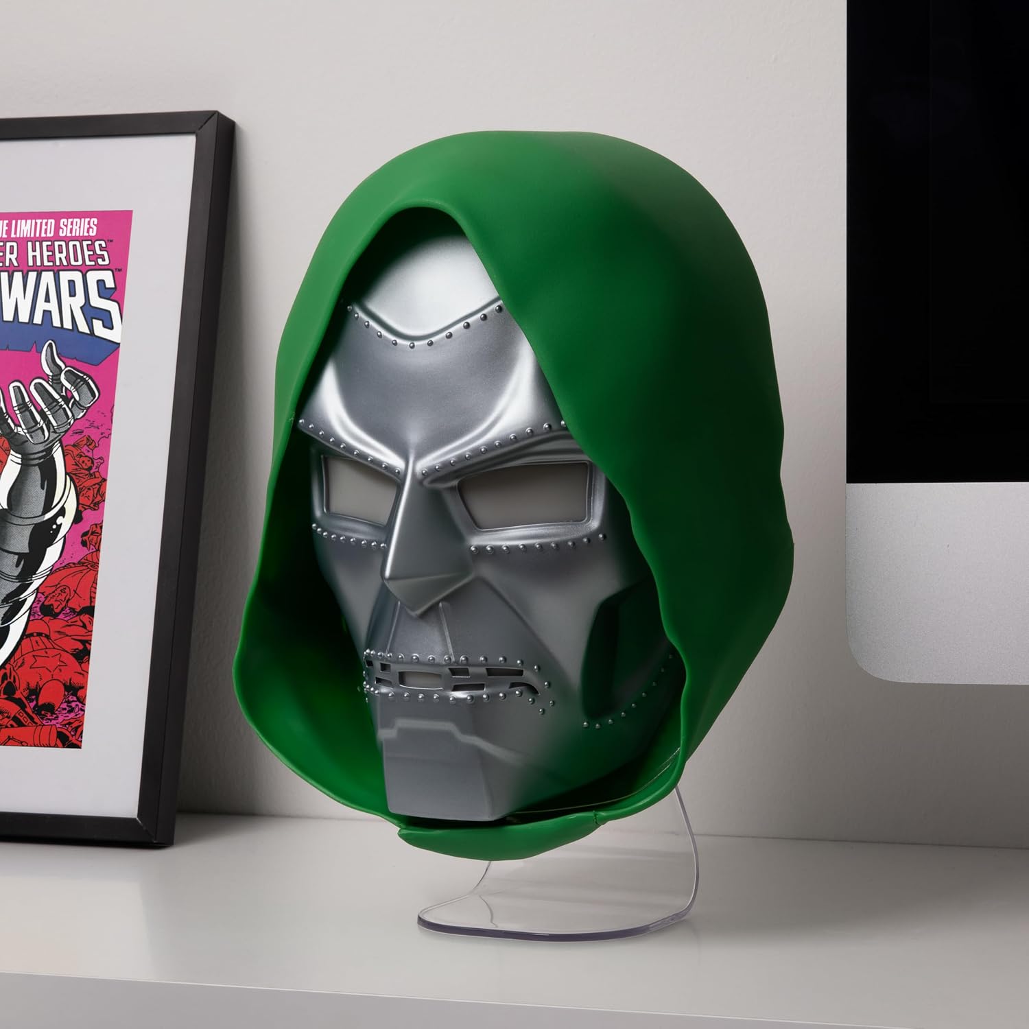 Paladone Dr Doom Mask Light – 23cm Character Display Lamp – USB or Battery Powered Table or Wall Light