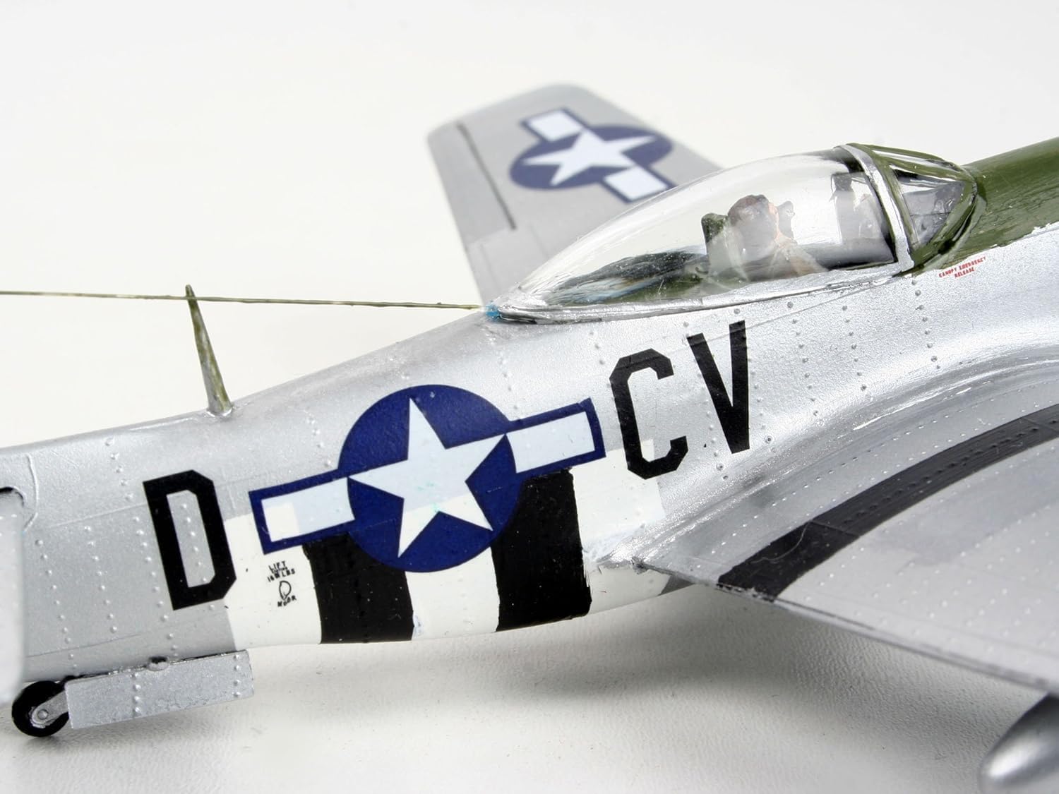 Revell Modellbausatz Flugzeug 1:72 - P-51D Mustang im Maßstab 1:72, Level 3, originalgetreue Nachbildung mit vielen Details, 04148