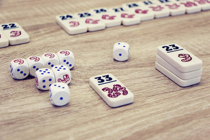 999 Games - Regenwormen Dobbelspel - Basisspel vanaf 8 jaar - Een van de beste spellen van 2006 - Reiner Knizia - Push your luck - voor 2 tot 7 spelers - 999-RGW01