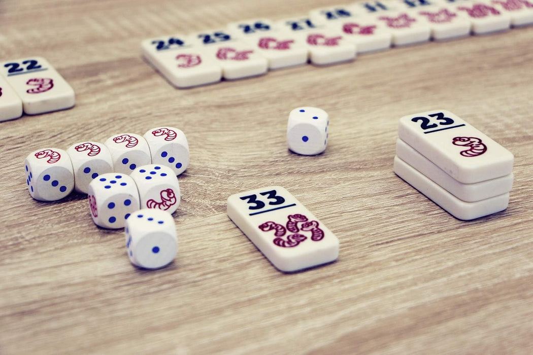 999 Games - Regenwormen Dobbelspel - Basisspel vanaf 8 jaar - Een van de beste spellen van 2006 - Reiner Knizia - Push your luck - voor 2 tot 7 spelers - 999-RGW01