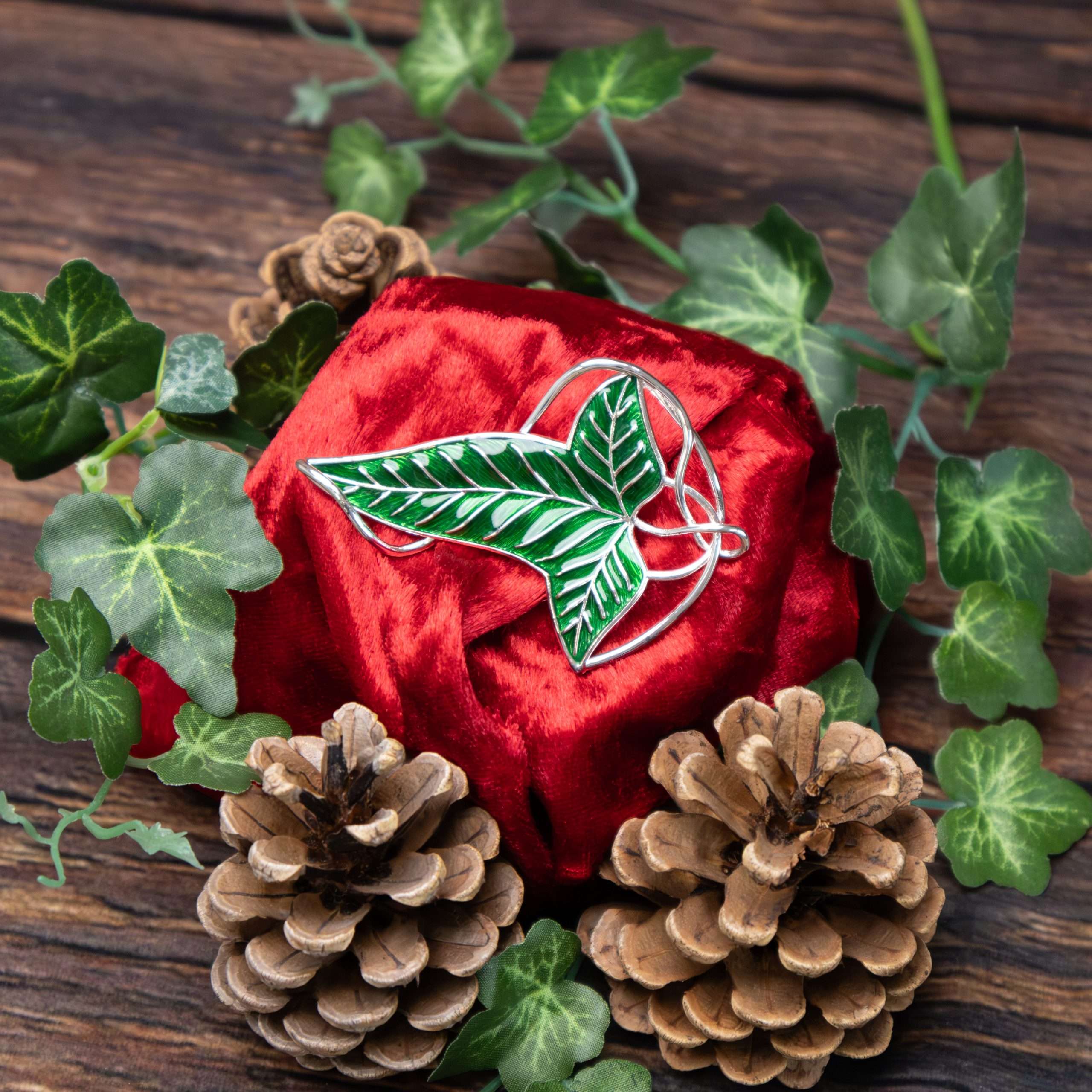 The Noble Collection The Lord of the Rings Elven Leaf Brooch - 2.8in (7cm) Costume Jewellery Enamelled Brooch - Officially Licensed Film Set Movie Props Jewellery Gifts