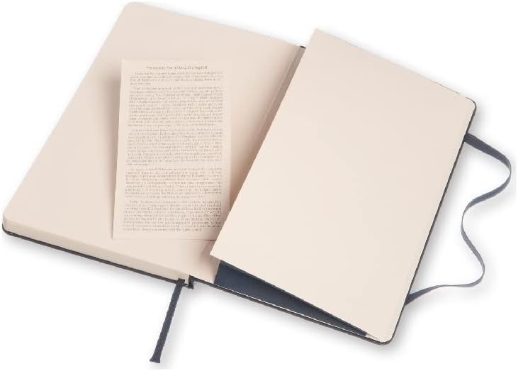 Moleskine Classic Notebook, Taccuino con Pagine Bianche, Copertina Rigida e Chiusura ad Elastico, Formato Large 13 x 21 cm, Colore Blu Zaffiro, 240 Pagine