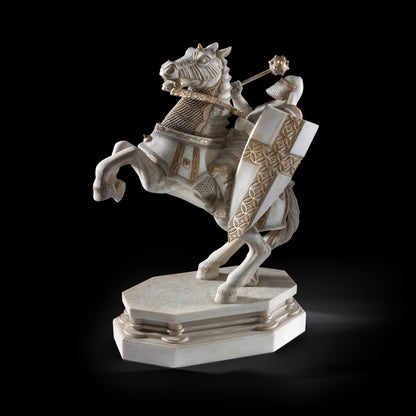 La noble colección White Knight Bookend
