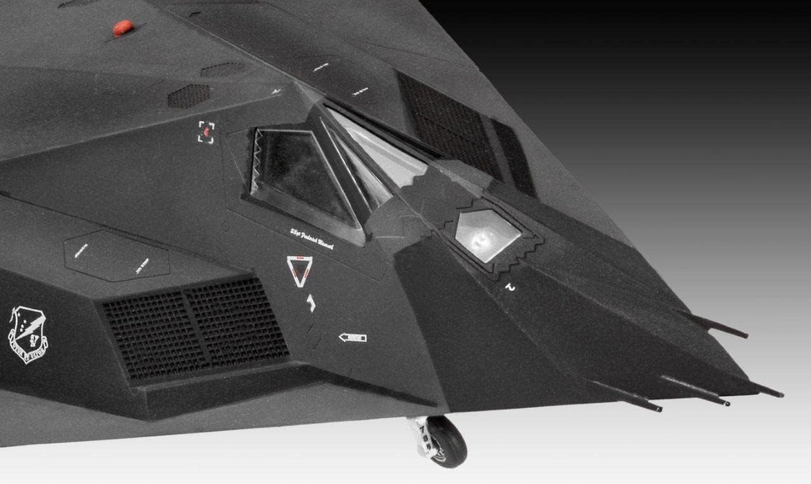 REVELL - Lockheed Martin F-117A Nighthawk Stealth Fighter 1:72 /Toys