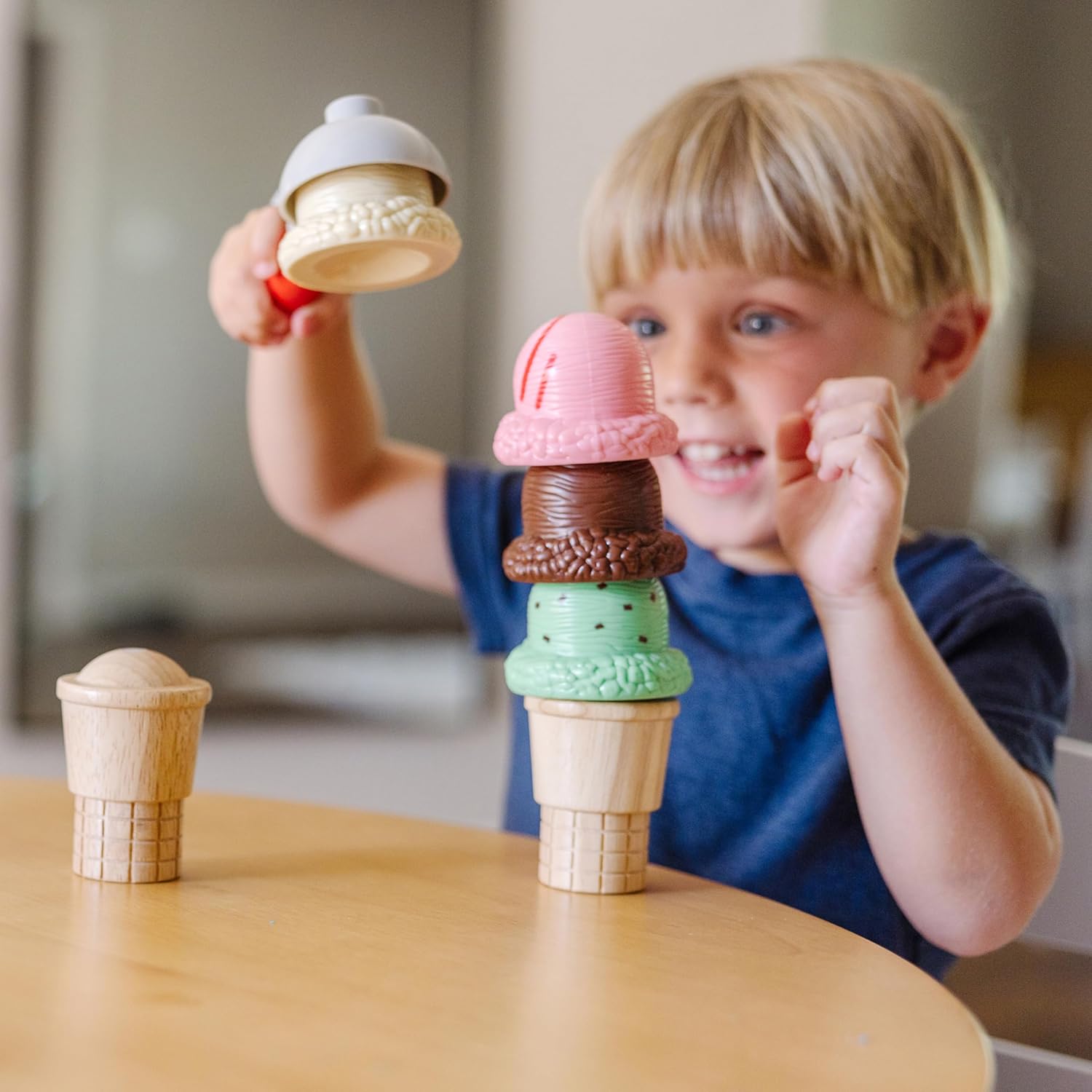 Melissa & Doug Magnetische speelset met ijshoorntjes om te scheppen en stapelen | Houten speelgoed | Speelgoedeten | 10 speelstukjes | IJs speelgoed voor kinderen | 3+ | Cadeau voor jongens en meisjes