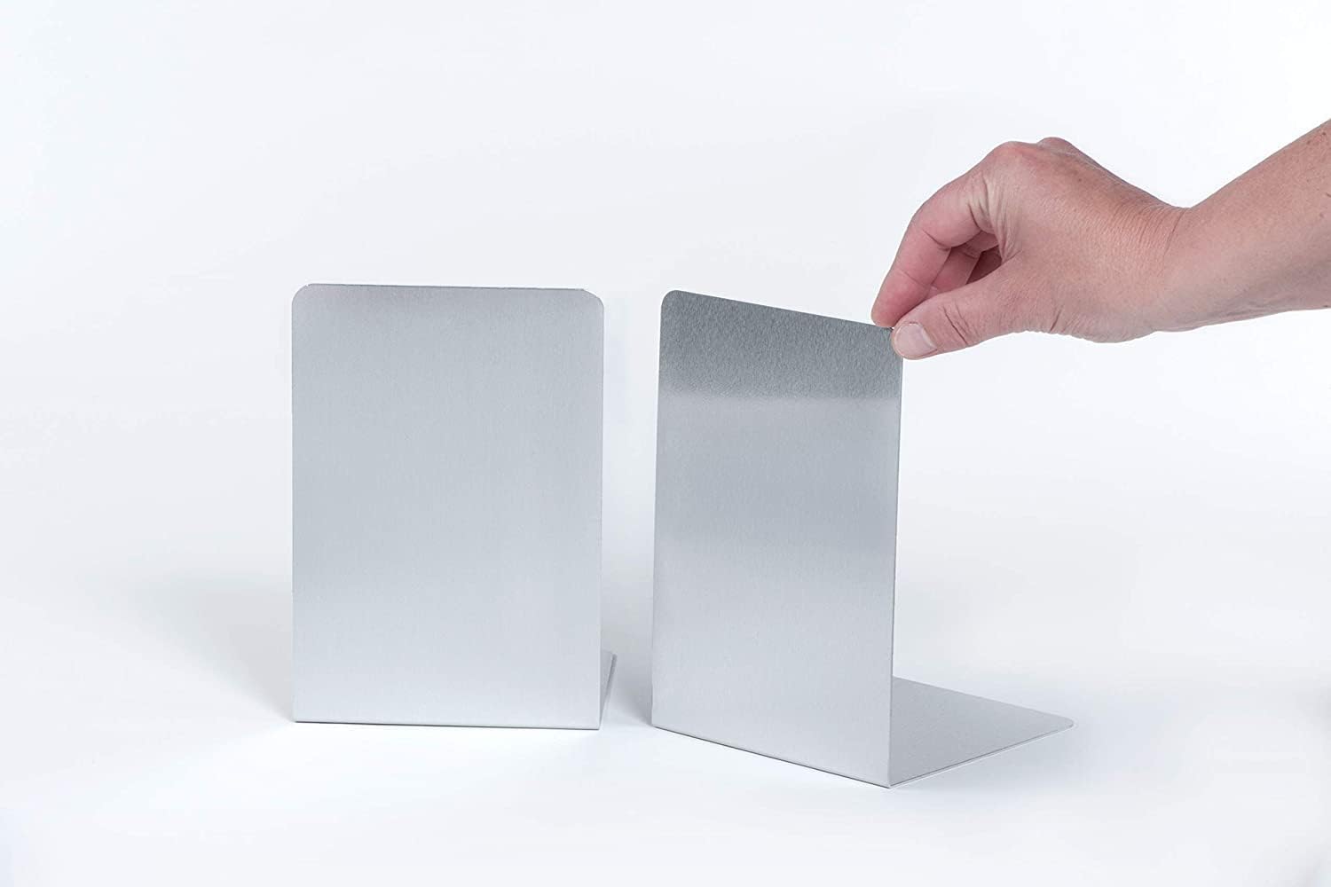 MAUL Buchstütze aus Aluminium (2er Pack) 12x12x17,5cm | Bücherhalter, Organizer für Kinder, Bücher, Büro, Regal | Bücherstütze im stilvollen Aluminium Design, möbelschonender Buchhalter | Silber