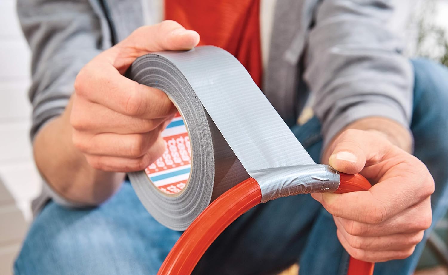 tesa extra Power Universal - Fabric-Reinforced Duct Tape for Repairing, Fastening, Bundling, Reinforcing or Sealing - Black - 10 m x 50 mm