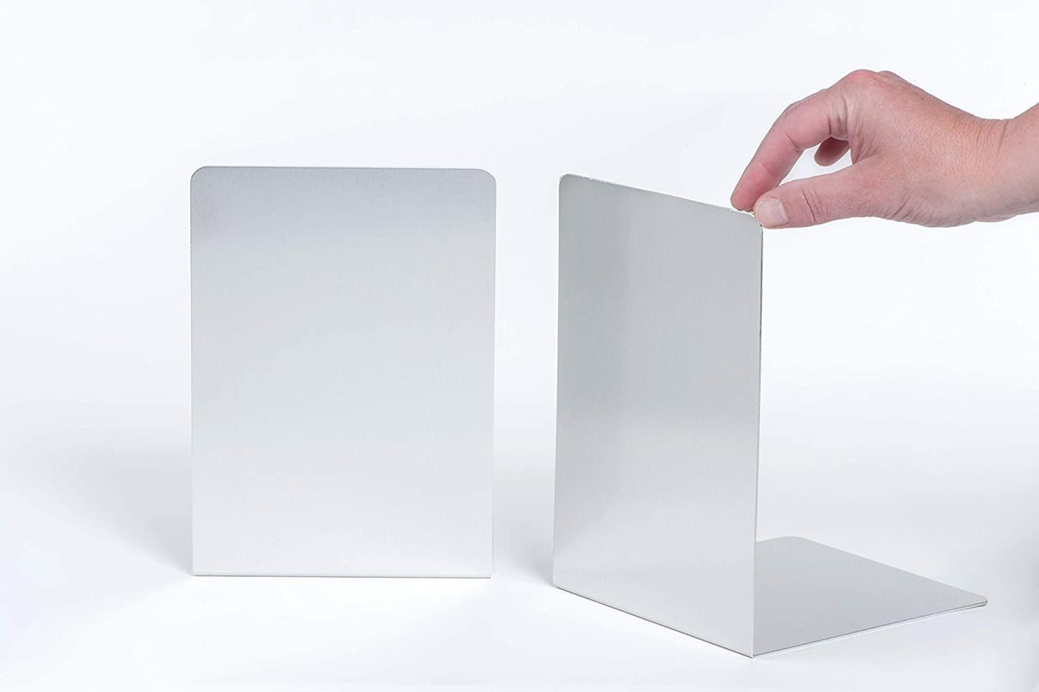 MAUL Buchstütze aus Aluminium (2er Pack) 16x15x21cm | Bücherhalter, Organizer für Kinder, Bücher, Büro, Regal | Bücherstütze im stilvollen Aluminium Design, möbelschonender Buchhalter | Silber