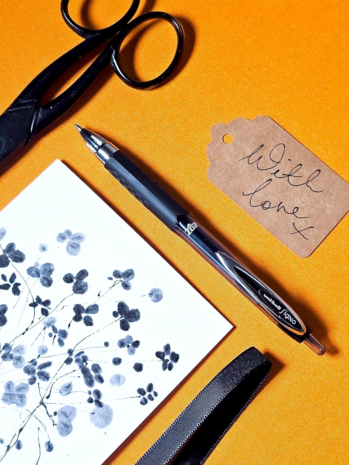 uni-ball UMN-207 SigNo 207 Rollerball Gel Pens. Premium Retractable Medium 0.7mm Ballpoint Tip for Super Smooth Writing, Drawing, Art, and Colouring. Fade & Water Resistant Uni Super Ink. 3 Pack Black