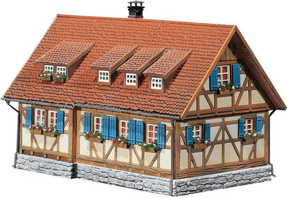 FALLER Ländliches Fachwerkhaus Modellbausatz mit 195 Einzelteilen 145 x 103 x 89 mm I Modelleisenbahn Zubehör H0 I Modelleisenbahn H0 Fachwerkhaus