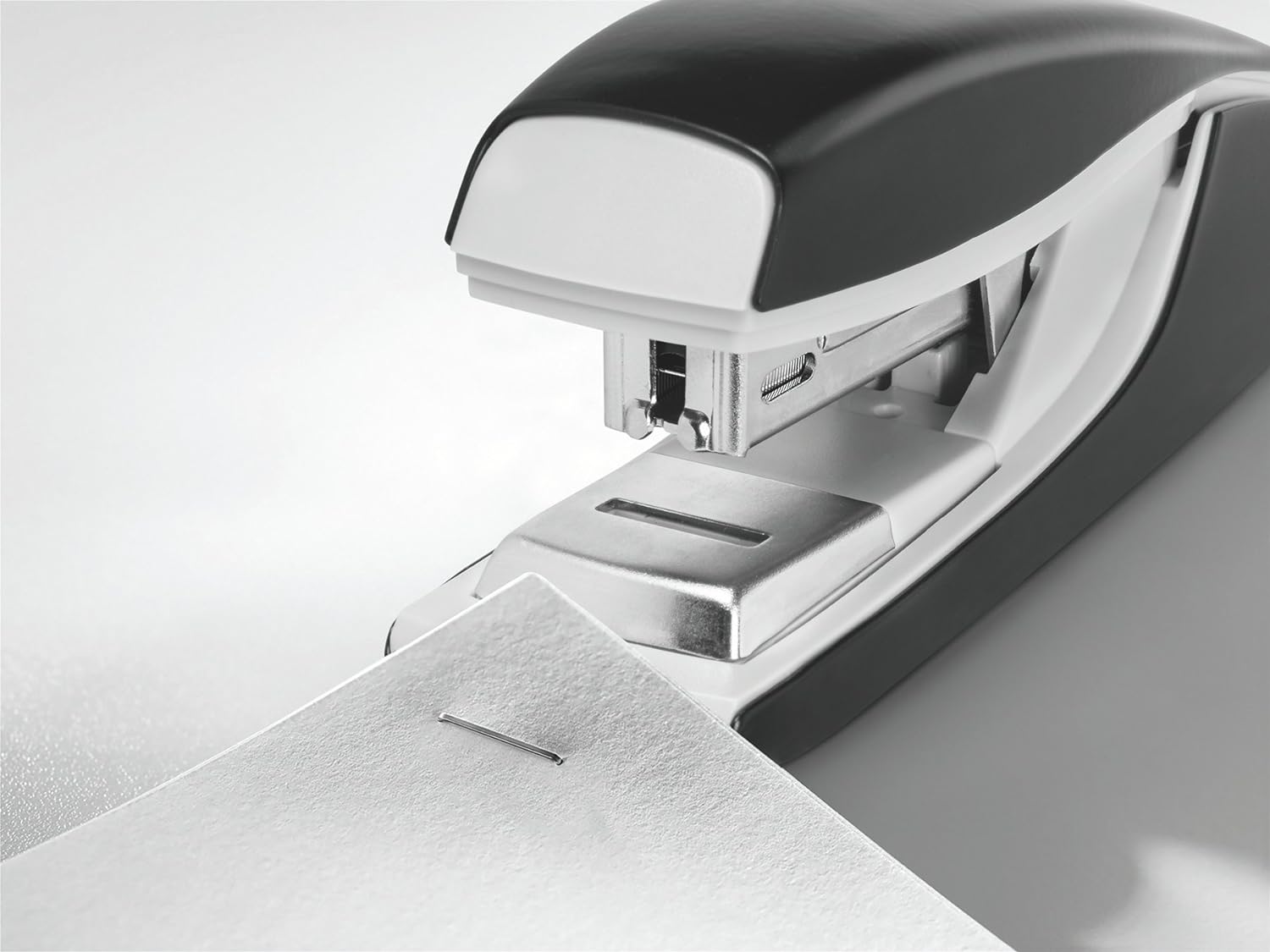 Leitz Heftgerät, 30 Blatt Tacker mit 200 Heftklammern, Hefter aus Metall mit Kunststoffelementen, WOW Serie, Grün, 55021054