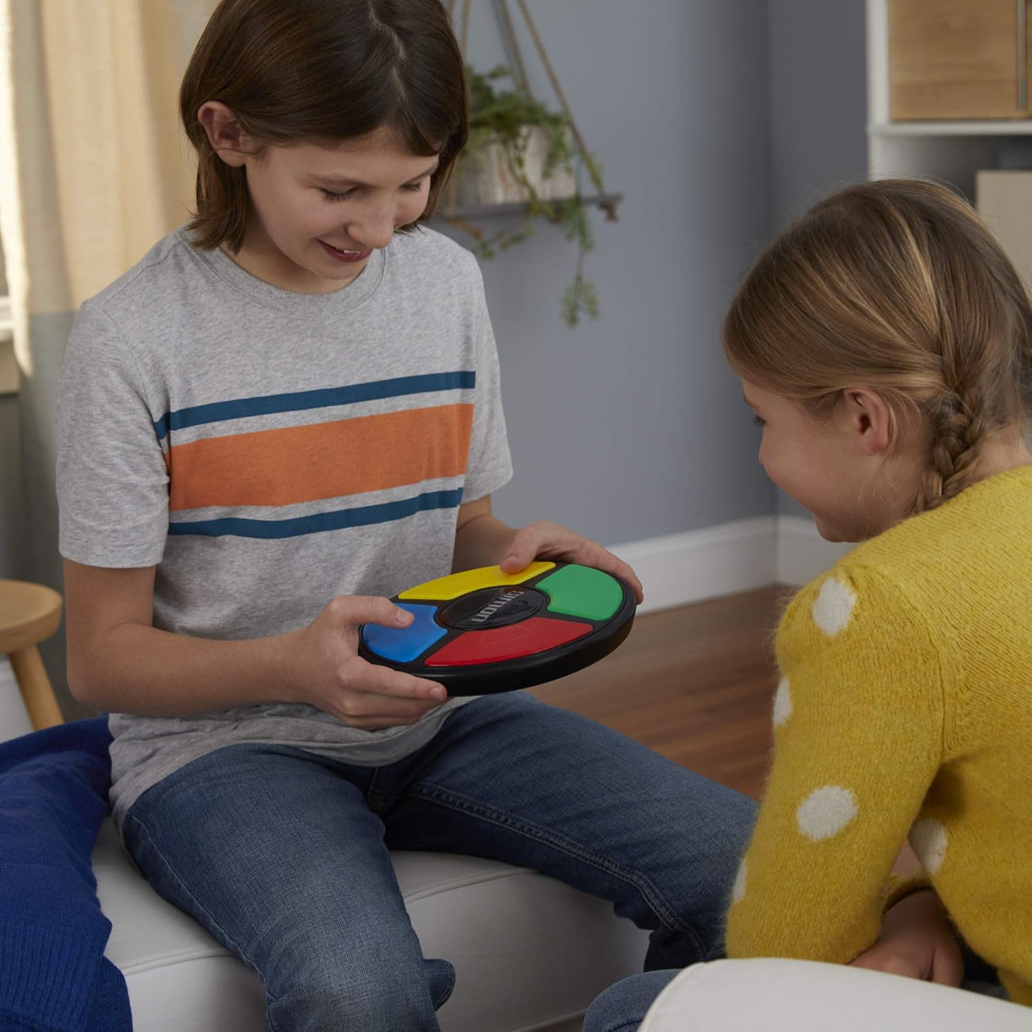 Hasbro Gaming, Simon, Electronic Memory Game, for Kids, Ages 8 and Up, Handheld Light and Sound Game, Classic Simon