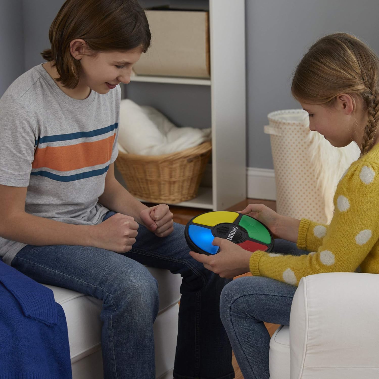 Hasbro Gaming, Simon, Electronic Memory Game, for Kids, Ages 8 and Up, Handheld Light and Sound Game, Classic Simon