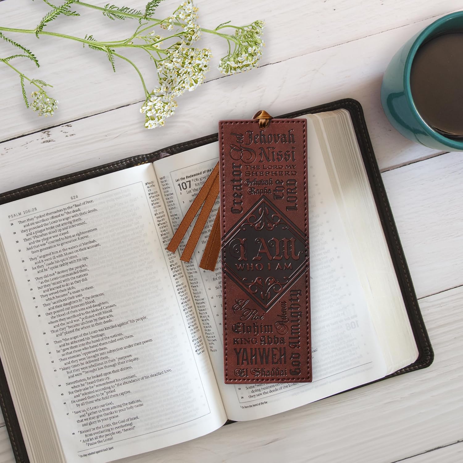 Christian Art Gifts Marcapáginas de piel sintética con nombres de Dios Éxodo 34:5, versículo bíblico con borla de cinta de satén, marrón