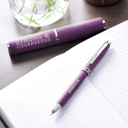 Christian Art Gifts Strong & Courageous - Bolígrafo clásico de color morado elegante en estuche de regalo a juego – Joshua 1:9 versículo bíblico recargable, retráctil, mediano para diario