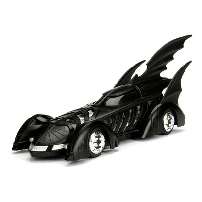 Jada Toys 253215003 Batmobil 1995, hochdetailiertes 1:24 Modellauto inkl. Batman-Figur, Cockpit und Türen können geöffnet werden, mit Freilauf, schwarz