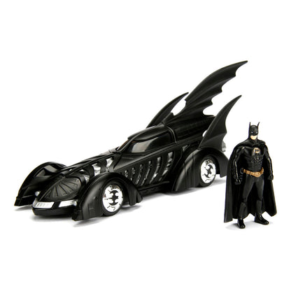 Jada Toys 253215003 Batmobil 1995, hochdetailiertes 1:24 Modellauto inkl. Batman-Figur, Cockpit und Türen können geöffnet werden, mit Freilauf, schwarz
