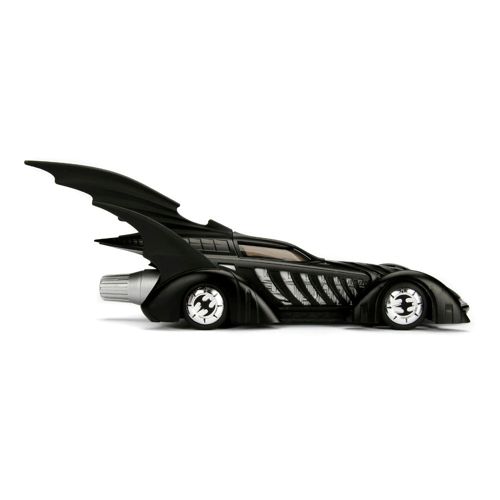 Jada Toys 253215003 Batmobil 1995, hochdetailiertes 1:24 Modellauto inkl. Batman-Figur, Cockpit und Türen können geöffnet werden, mit Freilauf, schwarz