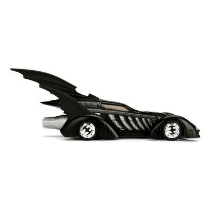 Jada Toys 253215003 Batmobil 1995, hochdetailiertes 1:24 Modellauto inkl. Batman-Figur, Cockpit und Türen können geöffnet werden, mit Freilauf, schwarz