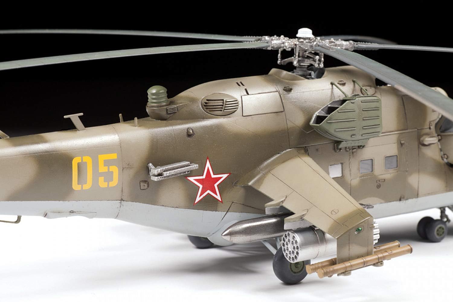 Zvezda 1:48 MIL Mi-24V/VP(HIND) Combat Helicopter, maqueta de construcción de plástico, Kit de Montaje, réplica Detallada, Multicolor (4823