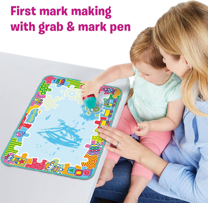 AquaDoodle Tomy - Mes 1ères Marques, Tapis de Dessin à l'eau pour Bébé, Jeu Officiel de Tomy de Coloriage et de Dessin, Non salissant, Tapis pour Bébés, Garçons et Filles, Multicolore