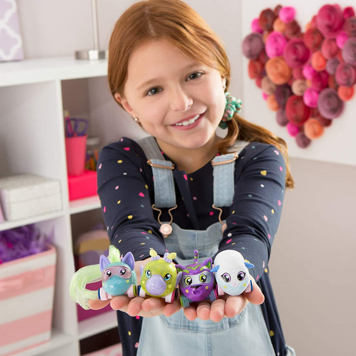 Tomy Ritzy Rollerz – Set mit 4 bunten Figuren 46880, kleine Autos zum Selbermachen, inklusive 28 Charms zum Sammeln, Mini-Universum für Mädchen von 4 bis 8 Jahren