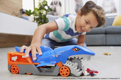 Hot Wheels Shark trailer Playset with 1 car (1:64 scale) for children aged 4 to 8, Shark Bite Transport Truck picks up cars with its jaws and keeps up to 5 in its belly, GVG36