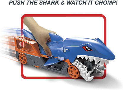 Hot Wheels Shark trailer Playset with 1 car (1:64 scale) for children aged 4 to 8, Shark Bite Transport Truck picks up cars with its jaws and keeps up to 5 in its belly, GVG36