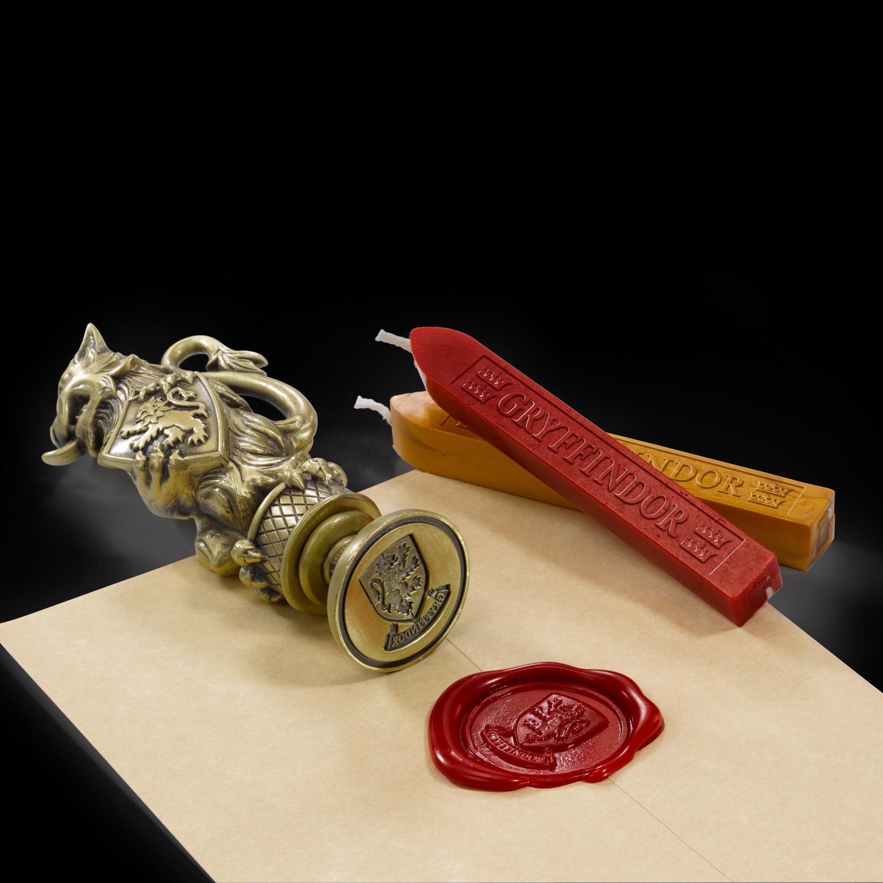 The Noble Collection Harry Potter Gryffindor Wax Seal - 6.5in (16.5cm) Die Cast Metal Stamp and Coloured Red and Gold Wax Set - Officially Licensed Film Set Movie Props Gifts Stationery