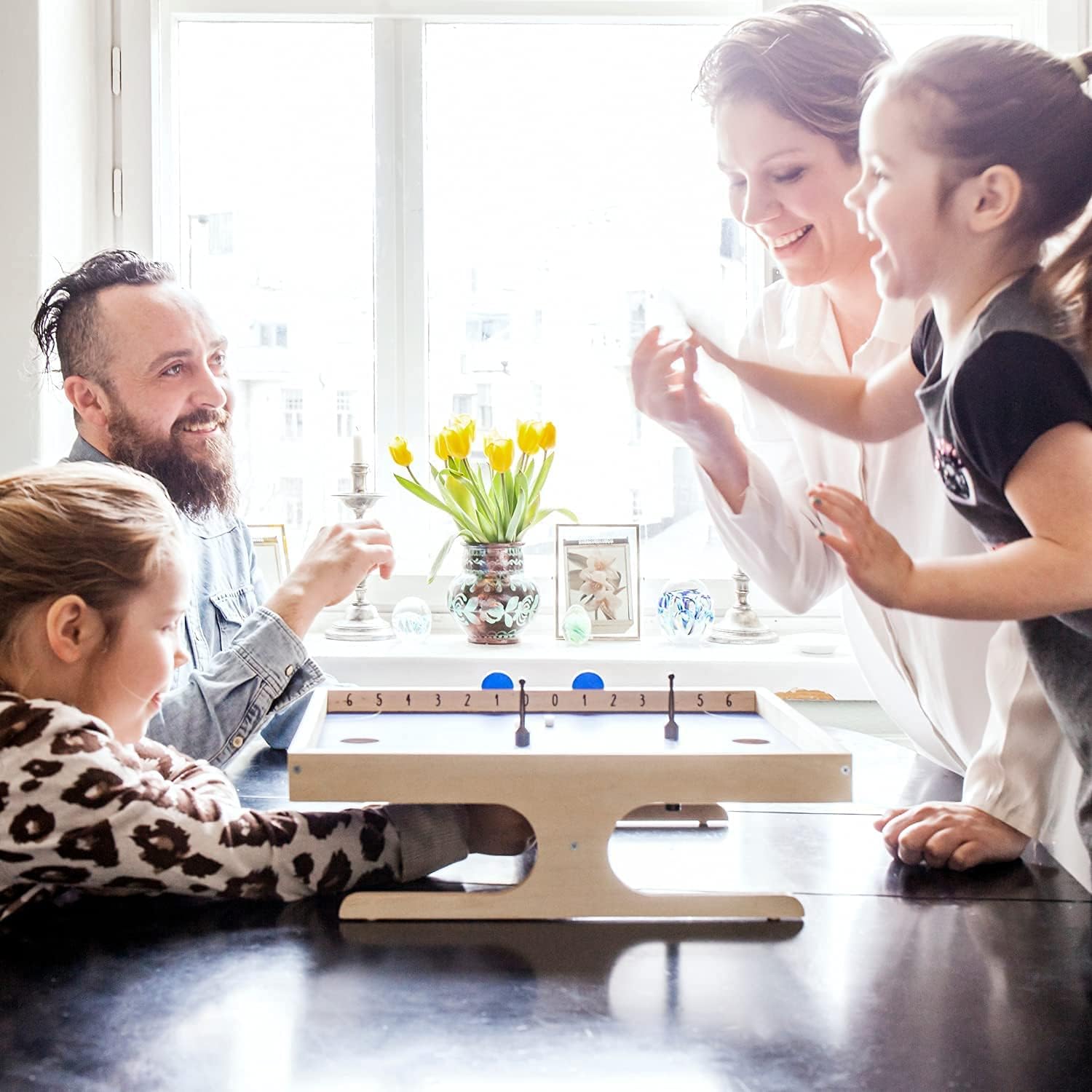 KLASK - Preisgekröntes Geschicklichkeitsspiel für 2, 4 Spieler - Brettspiel für Familie, Erwachsene und Kinder - Magnetspiel aus Holz ab 8 Jahren (Ersatzteile