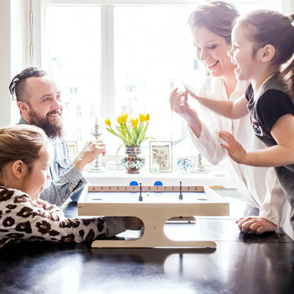 KLASK - Preisgekröntes Geschicklichkeitsspiel für 2, 4 Spieler - Brettspiel für Familie, Erwachsene und Kinder - Magnetspiel aus Holz ab 8 Jahren (Ersatzteile