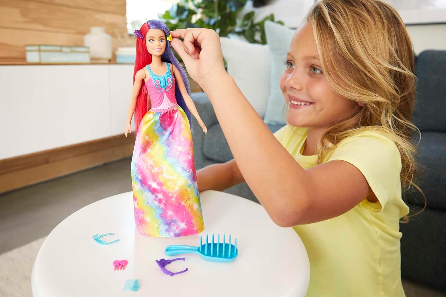 Barbie-Prinzessin Dreamtopia-Puppe mit rosa, lila und blondem Haar, Prinzessinnenrock, blauer Krone und Glitzertop, Bürste und Stylingzubehör, inkl. Barbie-Puppe, Geschenk für Kinder ab 3 Jahren.