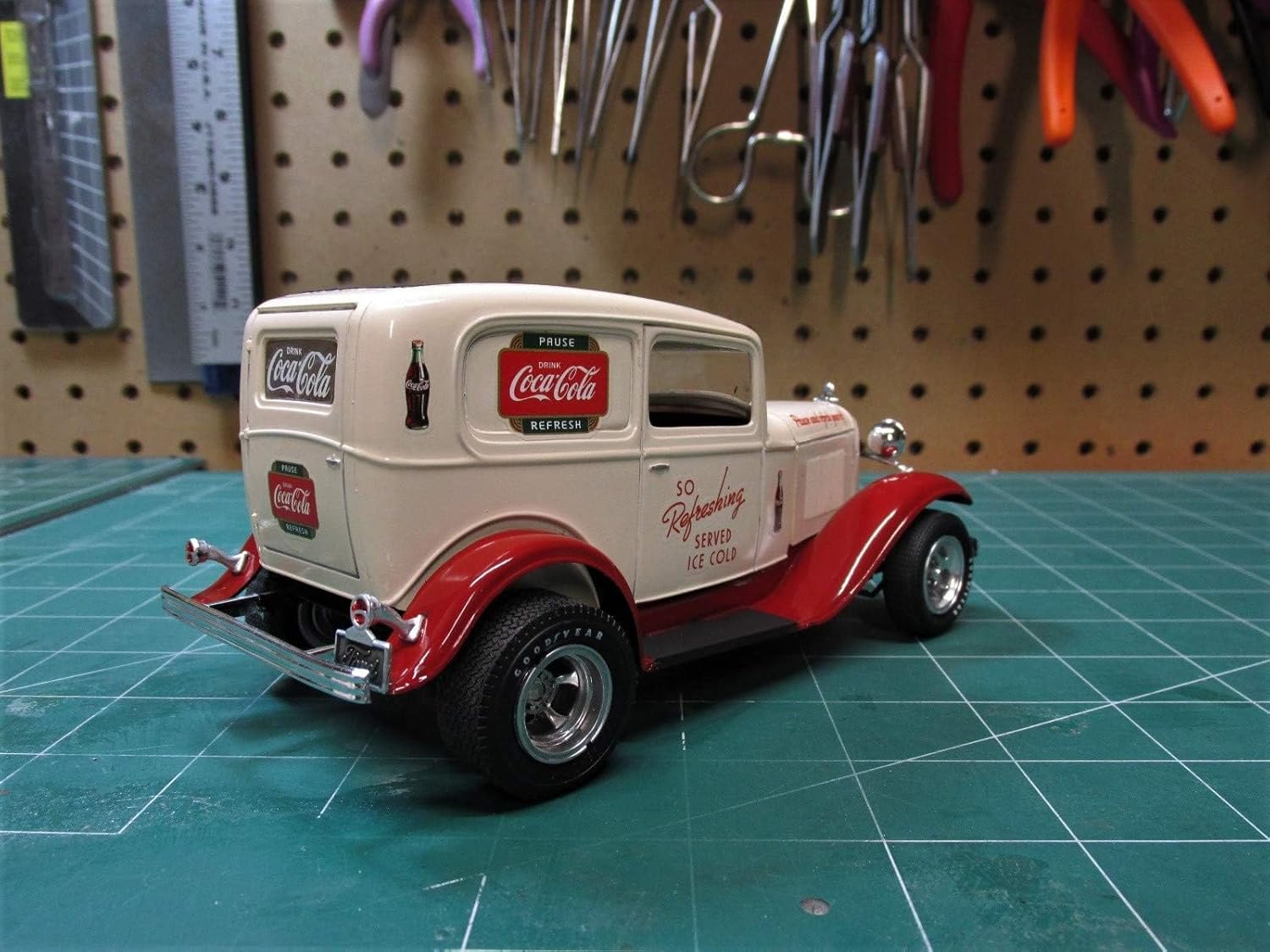 MPC MPC902 1:25 1932 Ford Limousine Delivery (Coca Cola