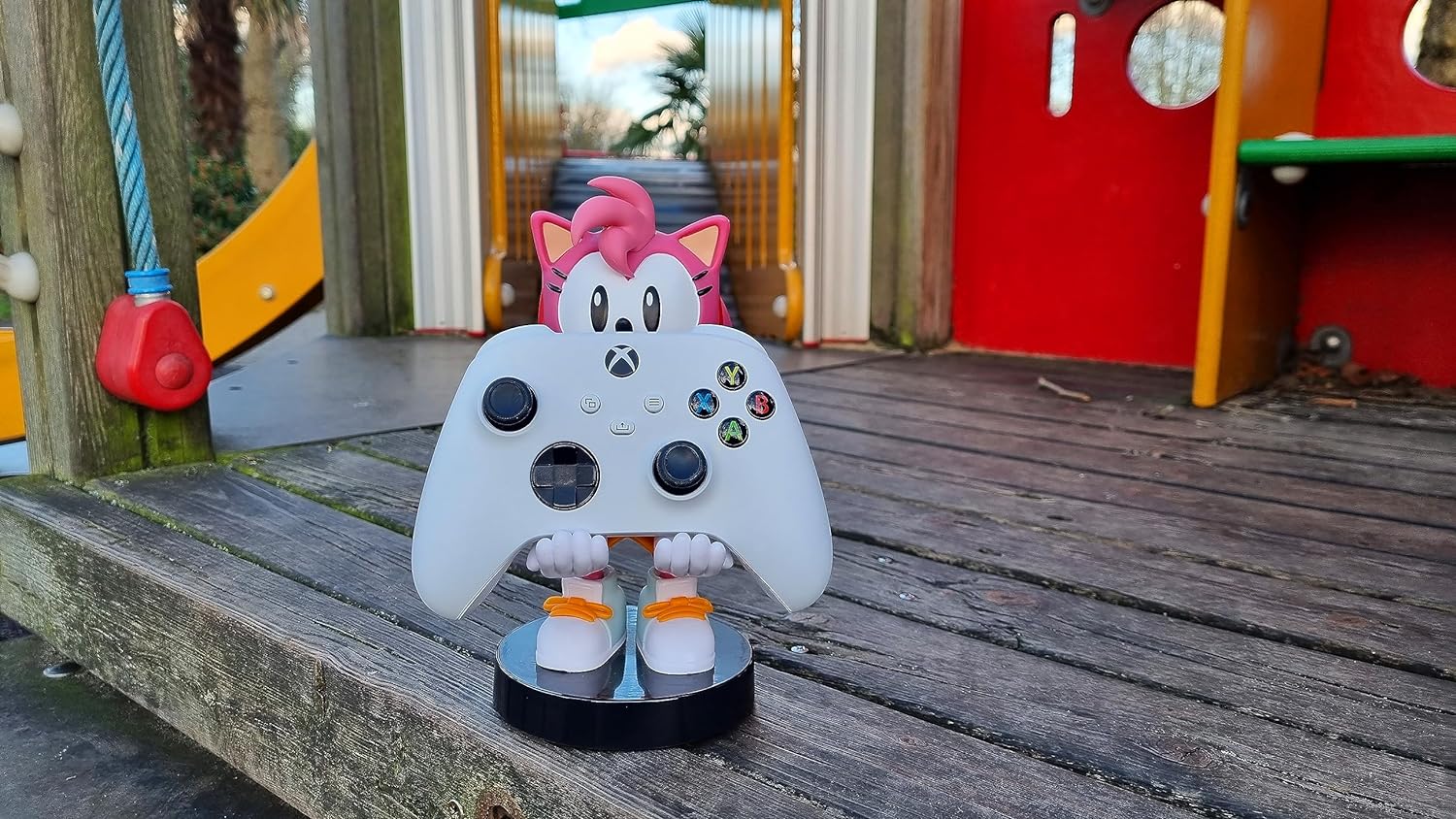 Cable Guys - Amy Rose Sonic the Hedgehog Gaming Accessories Holder & Phone Holder for most Controller (Xbox, Play Station, Nintendo Switch) & Phone