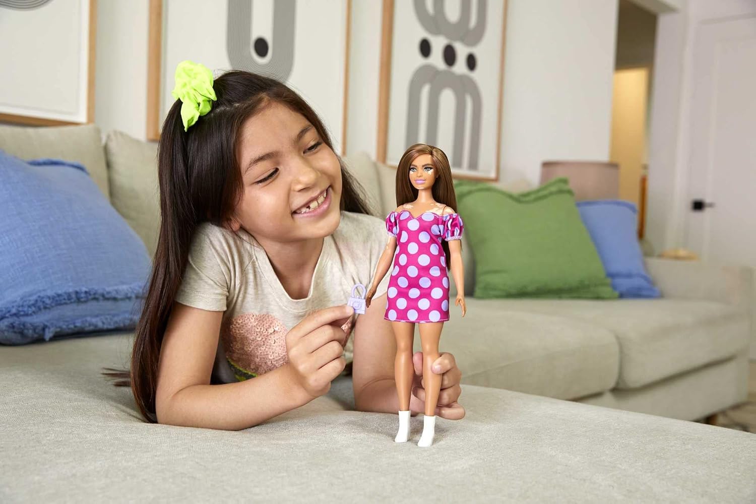Barbie Fashionista Muñeca Curvy Vitiligo con Vestido de Lunares y Accesorios de Moda de Juguete (Mattel GRB62