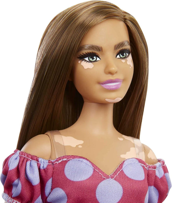 Barbie Fashionista Muñeca Curvy Vitiligo con Vestido de Lunares y Accesorios de Moda de Juguete (Mattel GRB62