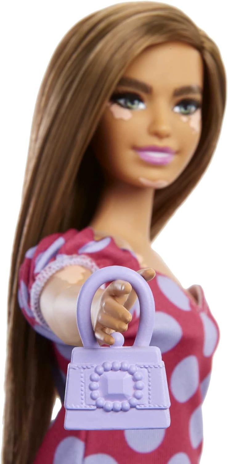 Barbie Fashionista Muñeca Curvy Vitiligo con Vestido de Lunares y Accesorios de Moda de Juguete (Mattel GRB62