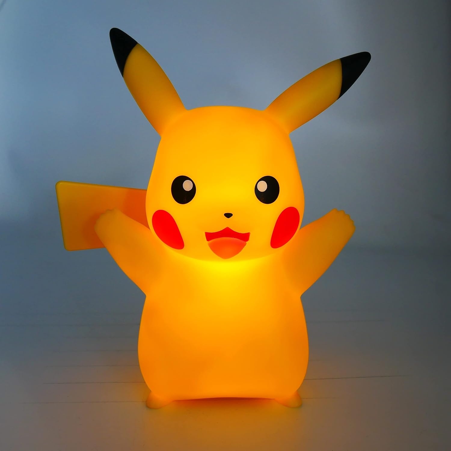 TEKNOFUN Pokémon Happy Pikachu Light-Up Figurine 24cm, Yellow, Plastic, Official Pokémon Merchandise, Pokémon Pikachu Light-Up Figurine, Lights Up When Turned On, Requires 3 x AAA Batteries