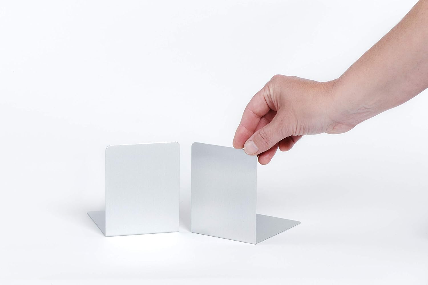 MAUL Buchstütze aus Aluminium (2er Pack) 10x8x10cm | Silber | 3527308 & MAUL Buchstütze aus Acryl (2er Pack) 10x10x13cm | Bücherhalter, Organzier für Kinder, Bücher, Büro, Regal | 3513505 (glasklar