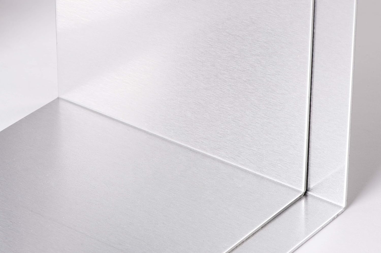 MAUL Buchstütze aus Aluminium (2er Pack) 10x8x10cm | Silber | 3527308 & MAUL Buchstütze aus Acryl (2er Pack) 10x10x13cm | Bücherhalter, Organzier für Kinder, Bücher, Büro, Regal | 3513505 (glasklar