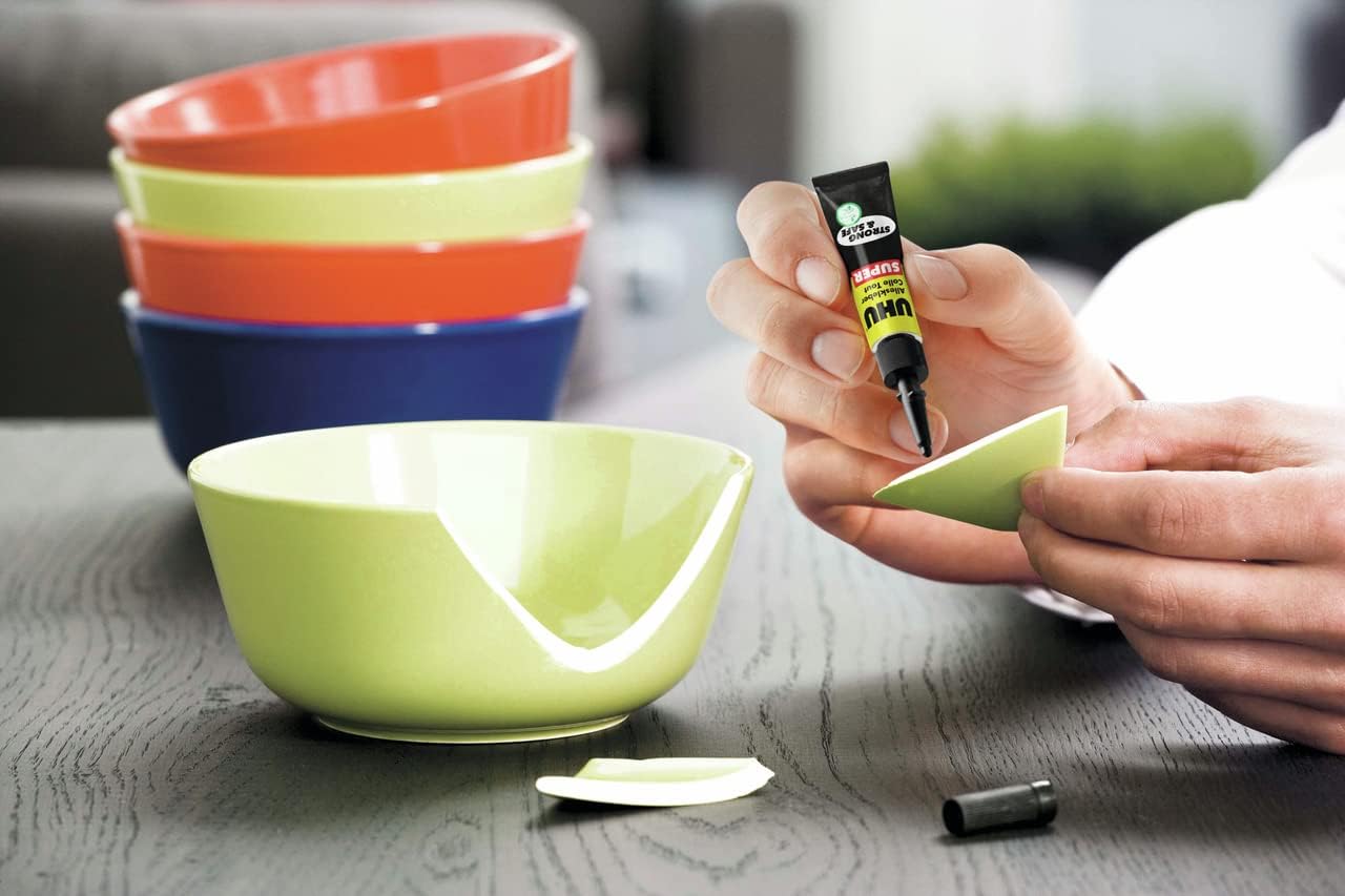 UHU Alleskleber SUPER Tube – Super starker und super schneller Universalkleber – Nachkorrigierbar – 1 x 7 g
