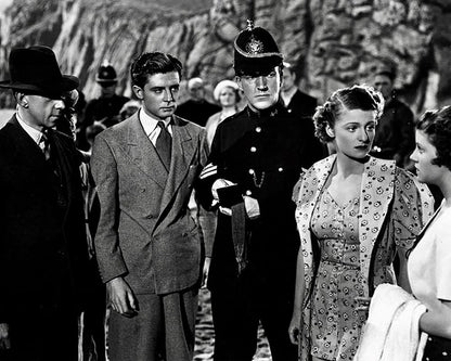 Alfred Hitchcock: Jung und unschuldig / Spannender Thriller mit beiden deutschen Synchros + Bonus: Alfred Hitchcock zu Gast beim Frankfurter Stammtisch (Pidax Film-Klassiker