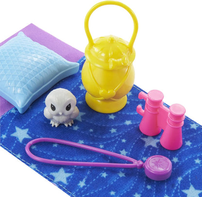 Barbie ¡Vamos de Camping! Chelsea Muñeca Rubia con Accesorios de Juguete, Regalo para niñas y niños +3 años (Mattel HDF77